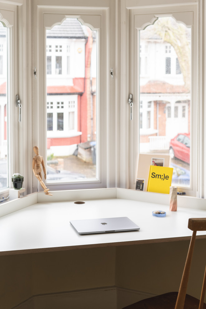 Idées déco pour un petit bureau contemporain avec un mur beige, un bureau intégré et un sol beige.