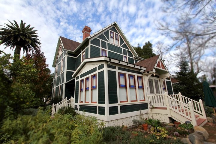 Inspiration for a mid-sized traditional two-storey green exterior in San Luis Obispo with vinyl siding and a gable roof.