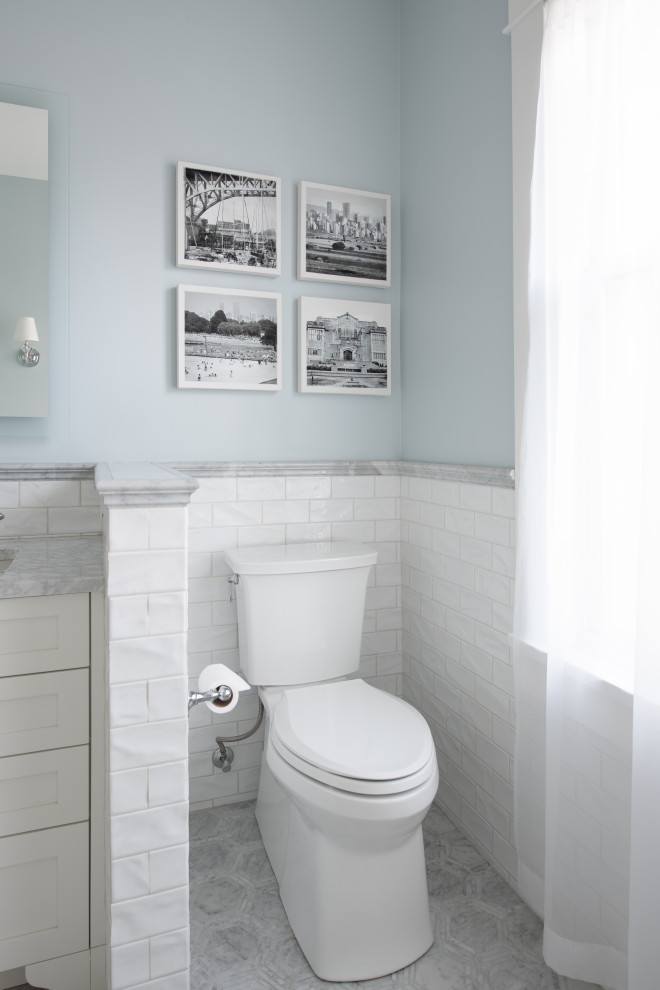 Klassisk inredning av ett stort flerfärgad flerfärgat en-suite badrum, med luckor med glaspanel, ett fristående badkar, en hörndusch, en toalettstol med hel cisternkåpa, cementgolv, ett nedsänkt handfat, bänkskiva i kvarts, grått golv och dusch med gångjärnsdörr