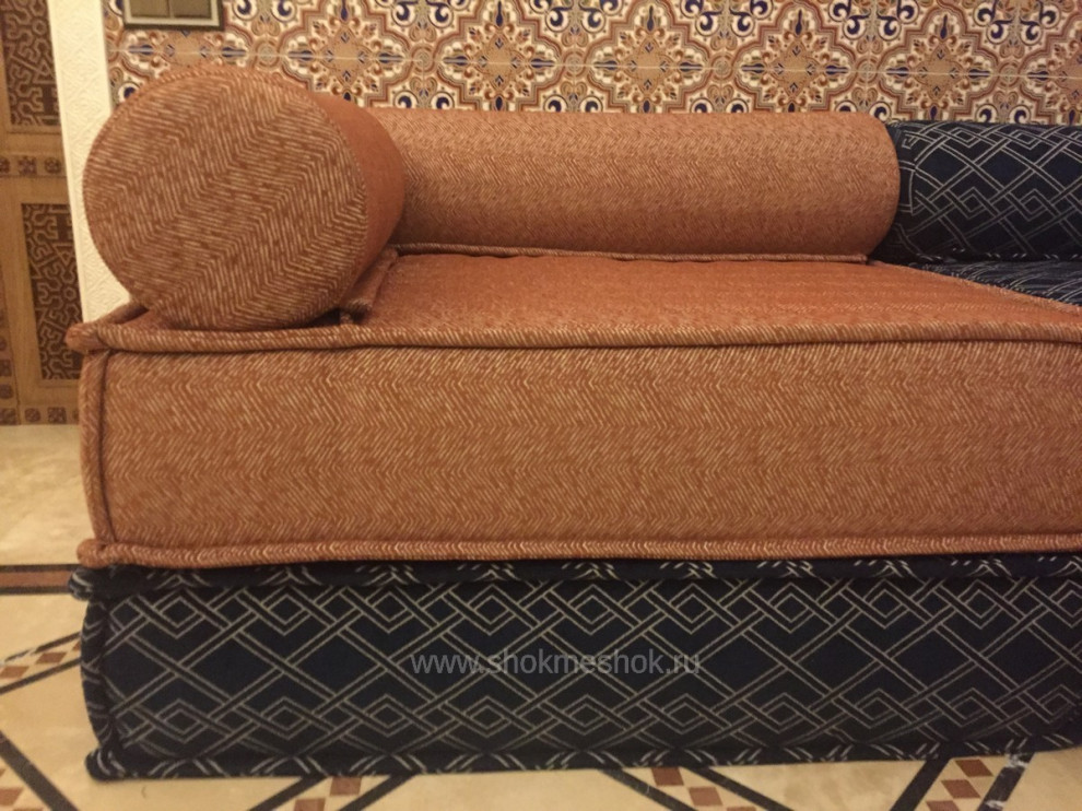 Диван из подушек модулей в восточном стиле