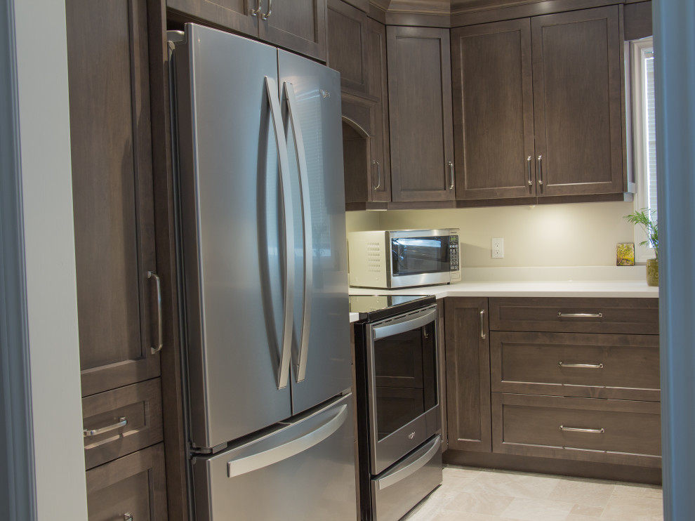 Kitchen - transitional kitchen idea in Toronto