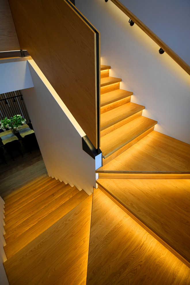 Коттедж в Чукреевке с природными фресками и рейками с подсветкой