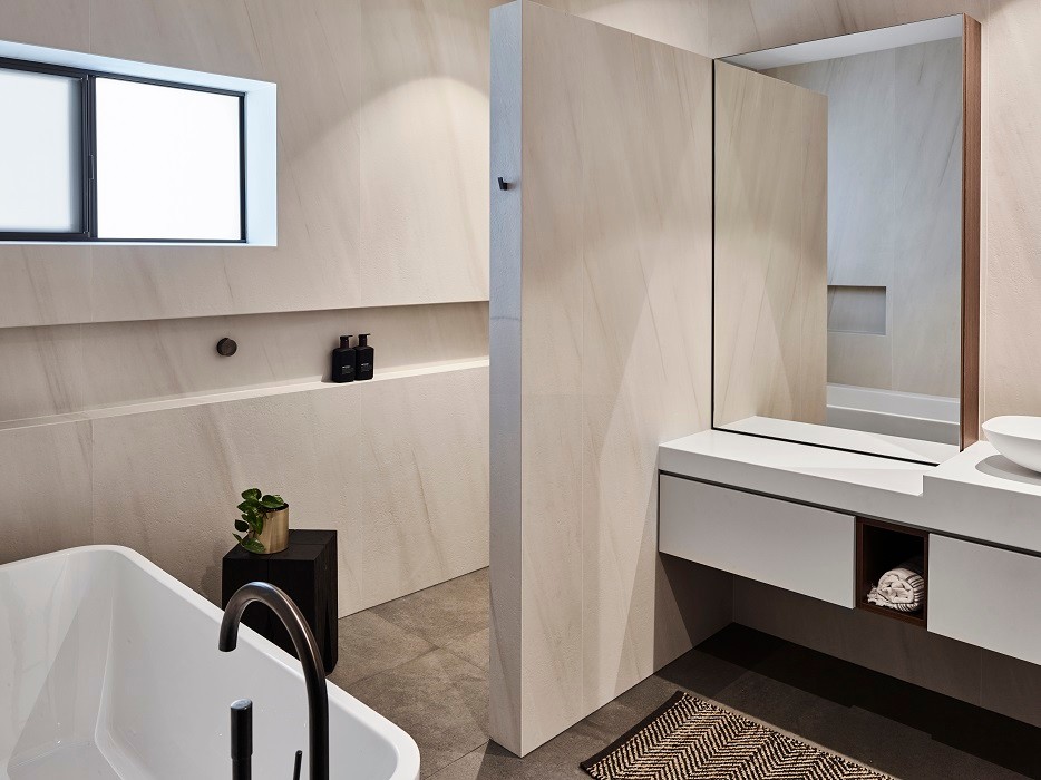 Inspiration for a mid-sized modern bathroom in Brisbane.