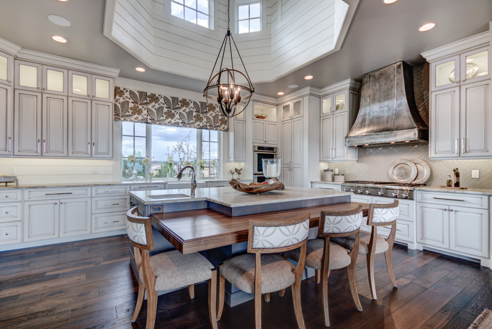 Example of a transitional home design design in Denver