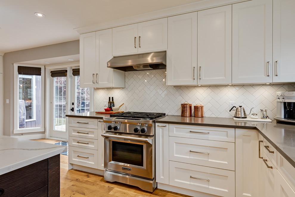 Kitchen - transitional kitchen idea in Calgary