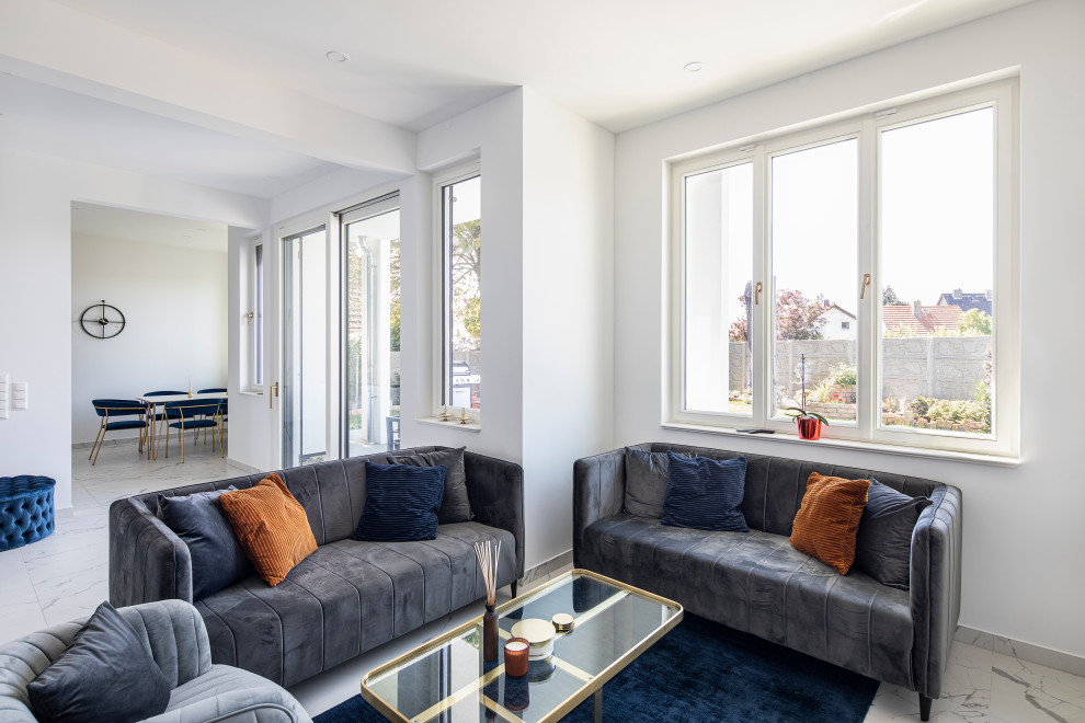 Mittelgroßes, Repräsentatives, Offenes Modernes Wohnzimmer mit weißer Wandfarbe, Marmorboden, TV-Wand und weißem Boden in Berlin