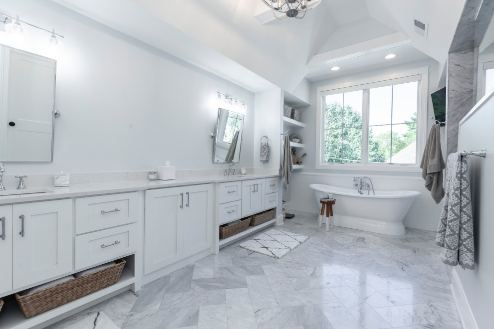 На фото: главная ванная комната в стиле кантри с белыми фасадами, открытым душем, унитазом-моноблоком, синими стенами, полом из керамической плитки, черным полом, белой столешницей, тумбой под две раковины и встроенной тумбой