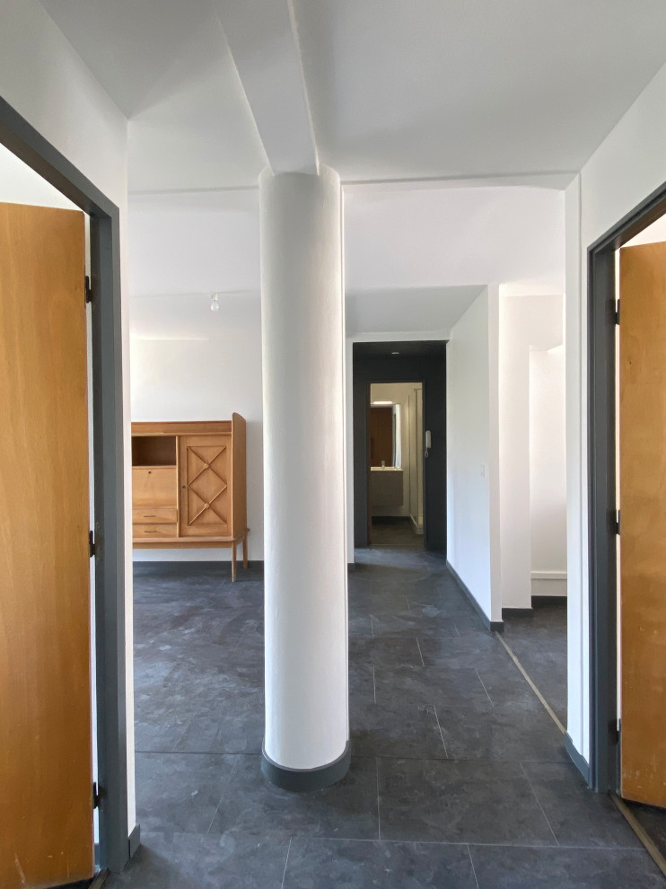 Inspiration pour une salle de séjour design de taille moyenne et ouverte avec un mur blanc, un sol en vinyl, aucune cheminée et un sol noir.