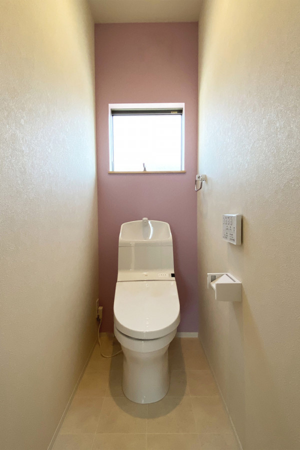 Idee per un bagno di servizio con pareti rosa, soffitto in carta da parati e carta da parati