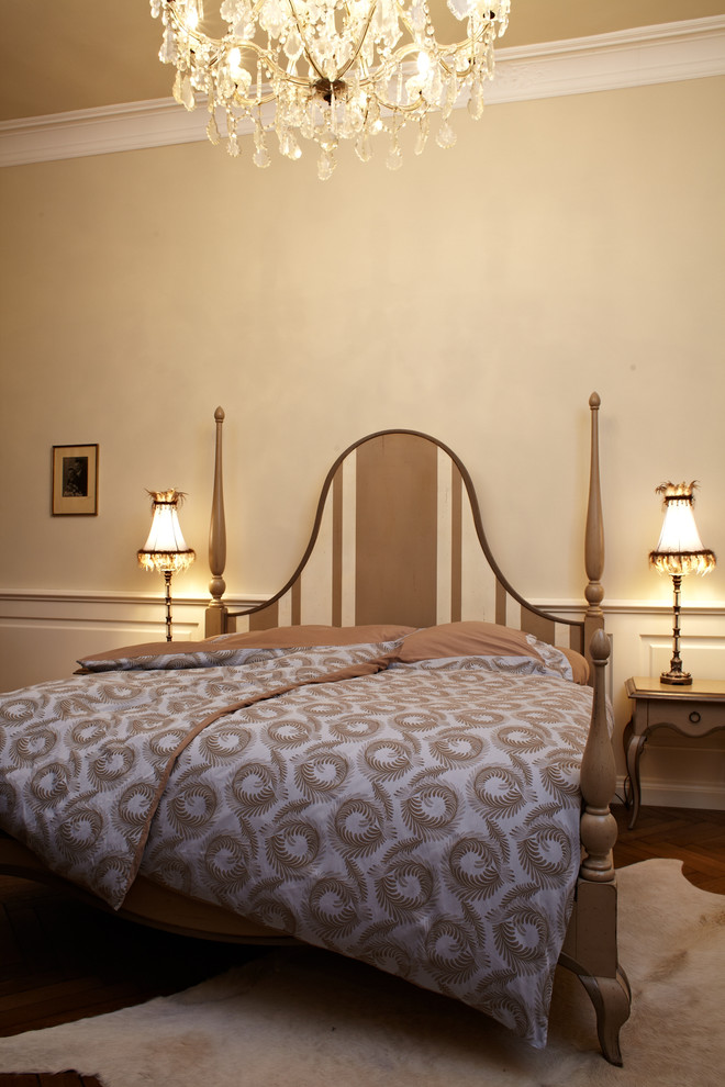 Schlafzimmer With beiger Wandfarbe in Munich