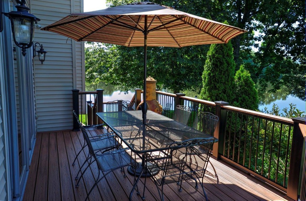 Example of a transitional deck design in New York