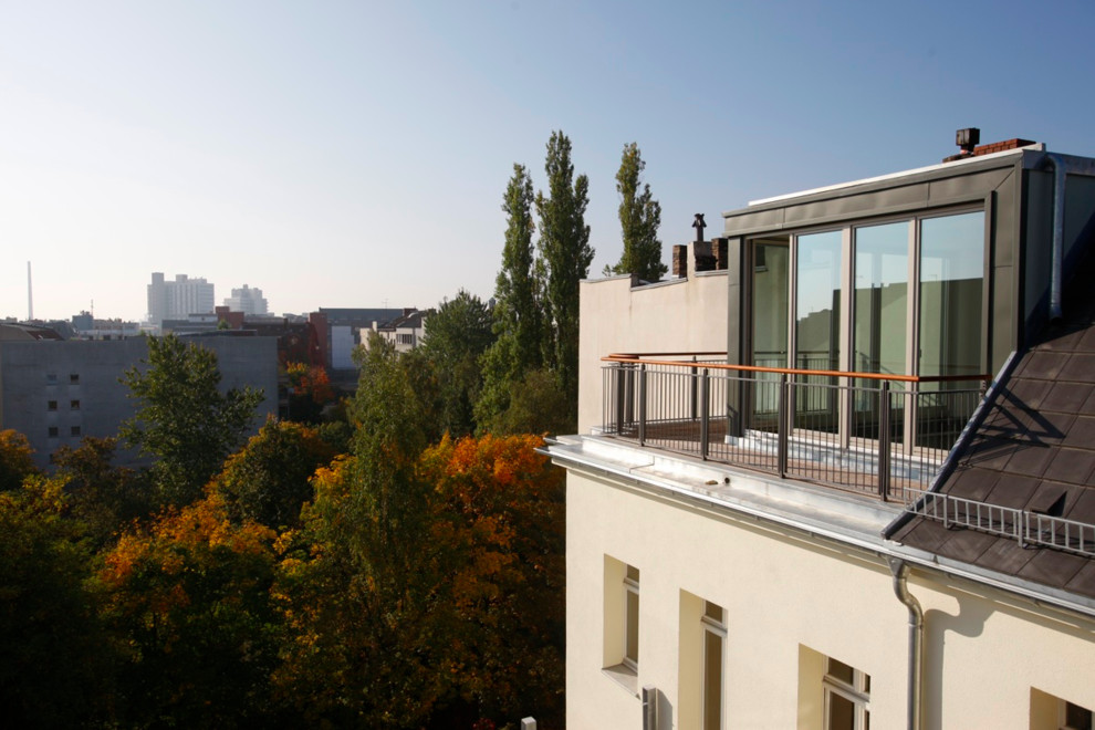 Mid-sized contemporary rooftop deck in Berlin.