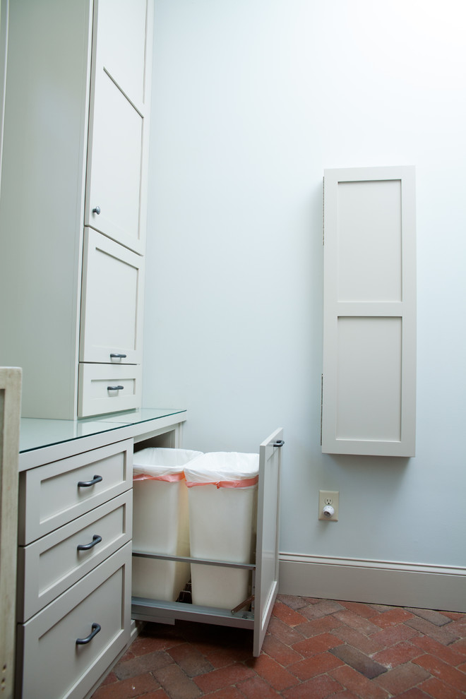 Inspiration for a transitional home design remodel in Atlanta