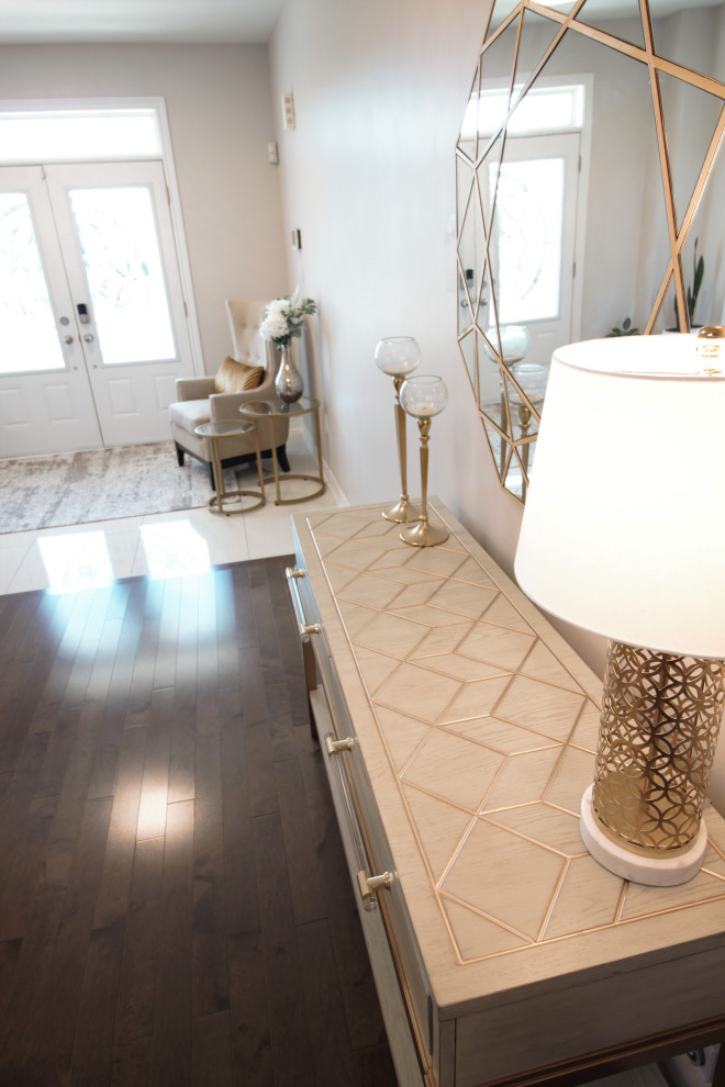 Transitional entryway photo in Toronto