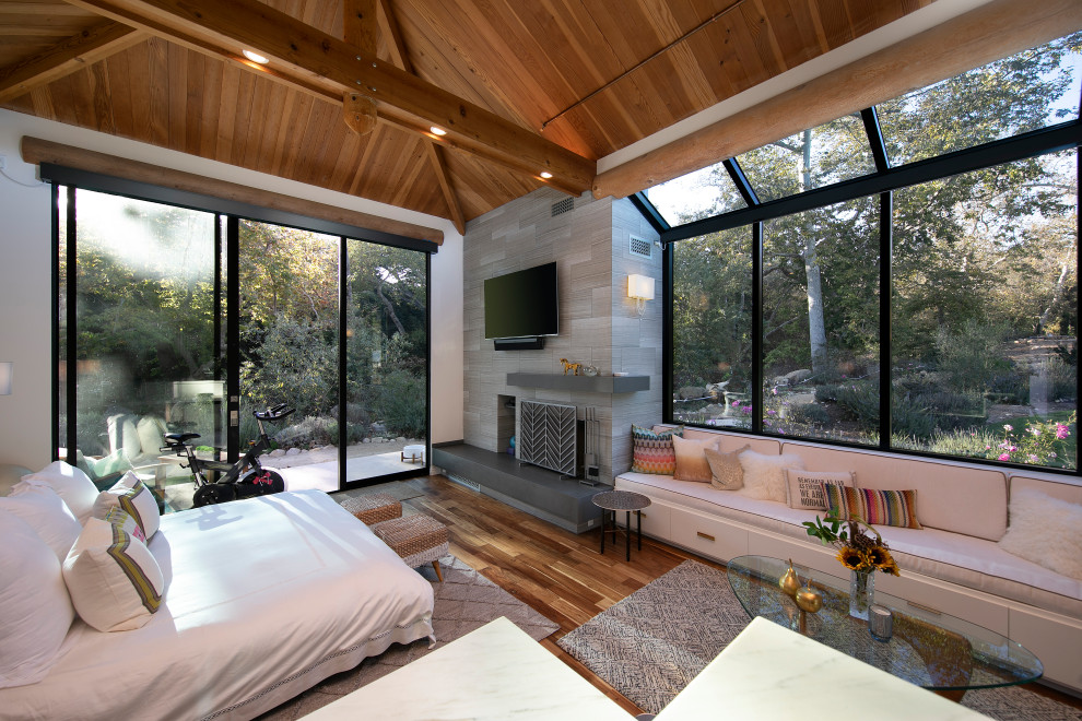 Cette image montre une chambre d'amis minimaliste de taille moyenne avec une cheminée standard et un manteau de cheminée en carrelage.