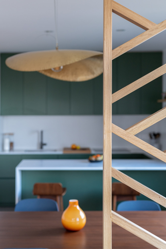 Стильный дизайн: кухня-столовая среднего размера в скандинавском стиле с светлым паркетным полом - последний тренд