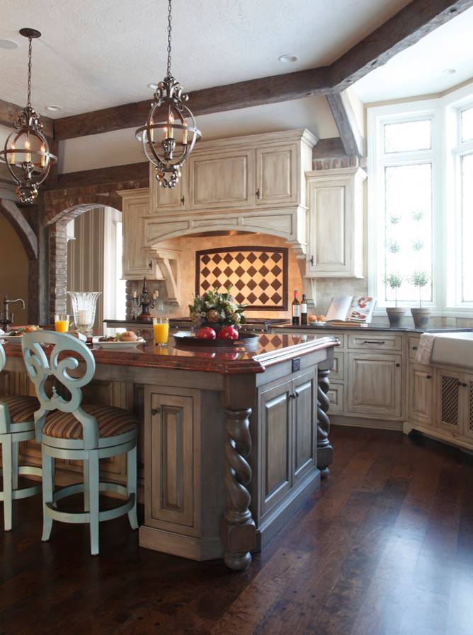 Inspiration for a traditional kitchen in Minneapolis with with island.