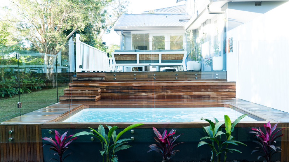 Foto de piscina minimalista pequeña rectangular en patio trasero con paisajismo de piscina y entablado