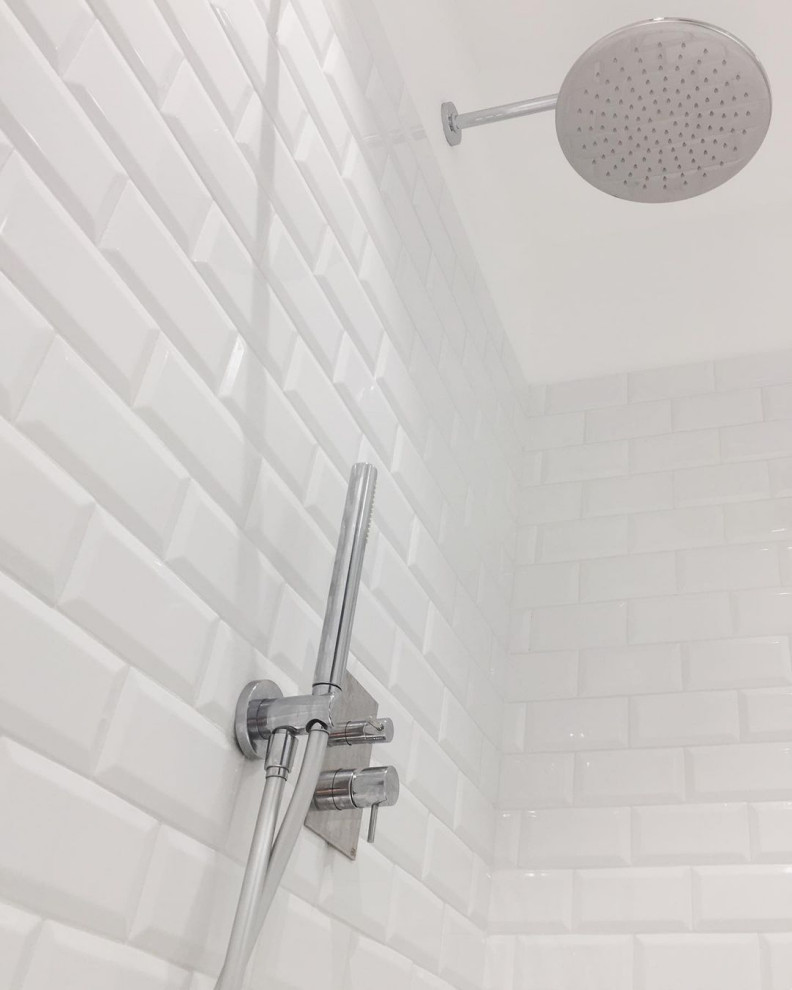 Inspiration för ett litet funkis badrum med dusch, med släta luckor, en kantlös dusch, en toalettstol med hel cisternkåpa, vit kakel, tunnelbanekakel, vita väggar, skiffergolv, ett väggmonterat handfat och grått golv