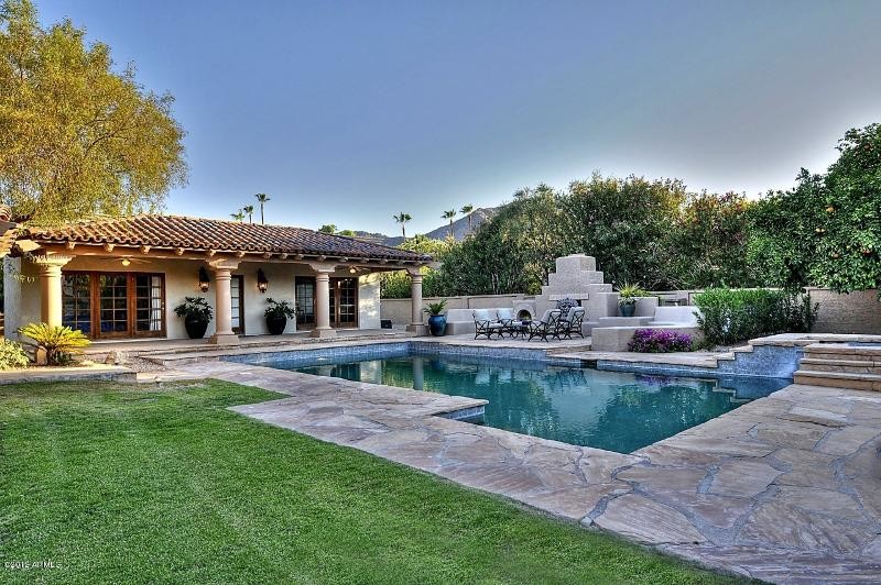 Hot tub - mid-sized transitional backyard concrete paver and rectangular lap hot tub idea in Phoenix