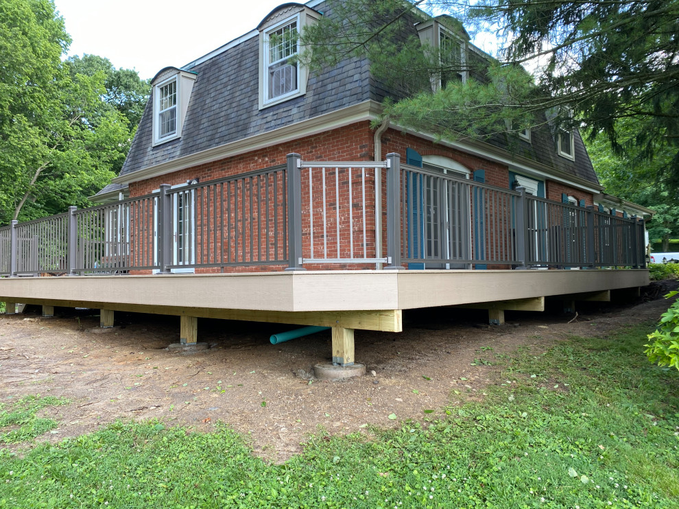Inspiration for a transitional deck remodel in Cincinnati