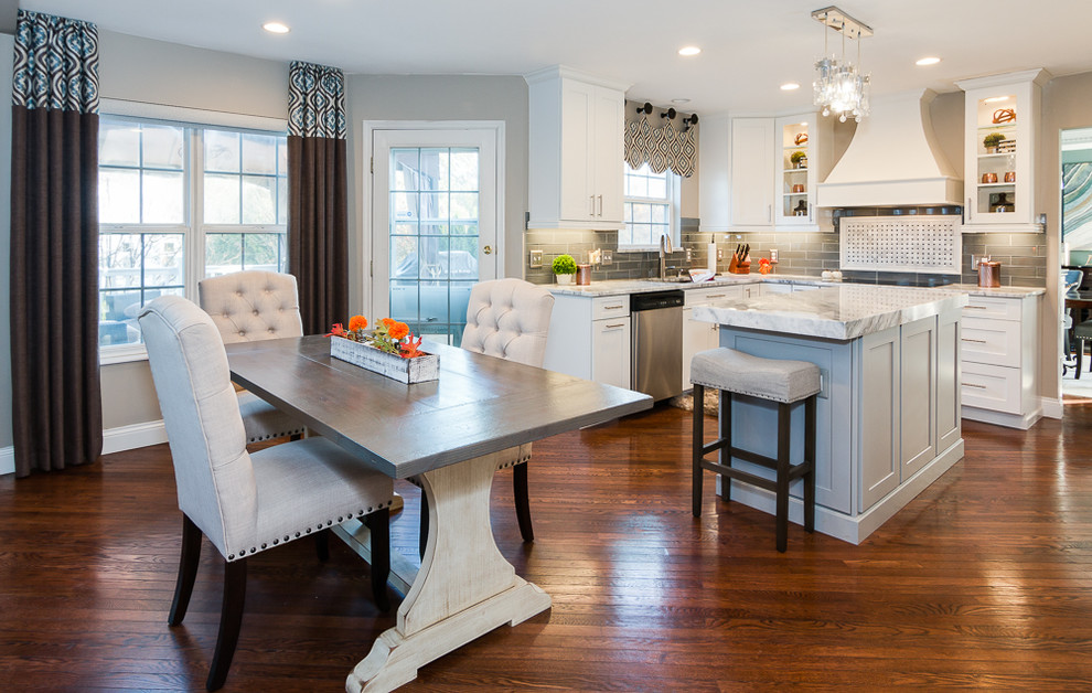 Kitchen - transitional kitchen idea in St Louis