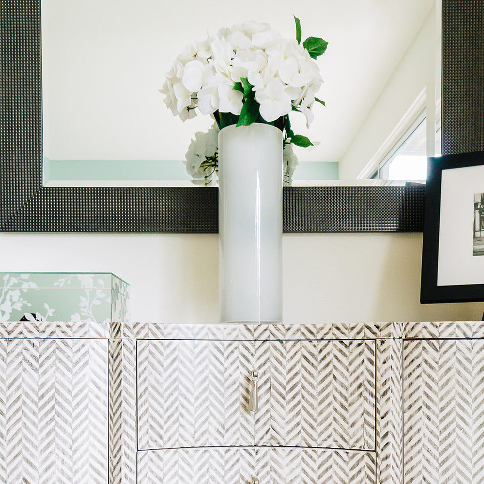 Transitional home design photo in Detroit