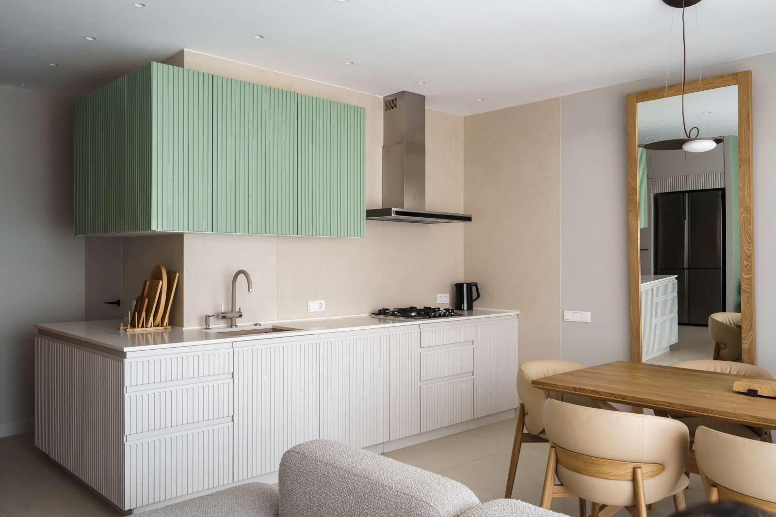 Белая кухня с отдельными пеналами