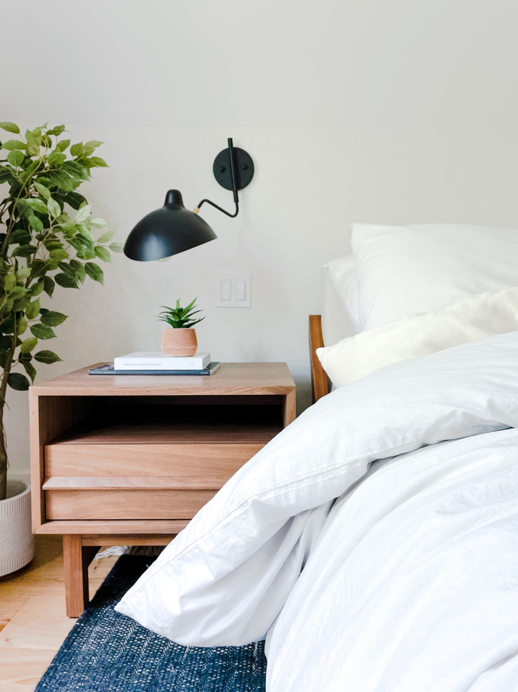 Foto de dormitorio tipo loft, abovedado, blanco y blanco y madera moderno de tamaño medio con paredes blancas, suelo de madera clara, suelo beige y papel pintado