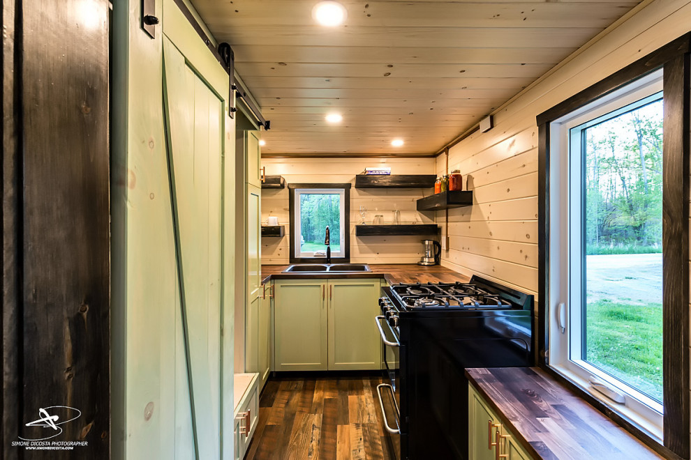 Example of a mountain style home design design in Toronto