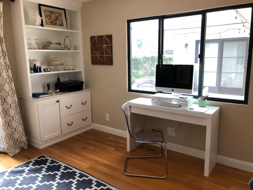 Kleines Mediterranes Lesezimmer mit beiger Wandfarbe, braunem Holzboden, freistehendem Schreibtisch und braunem Boden in San Francisco