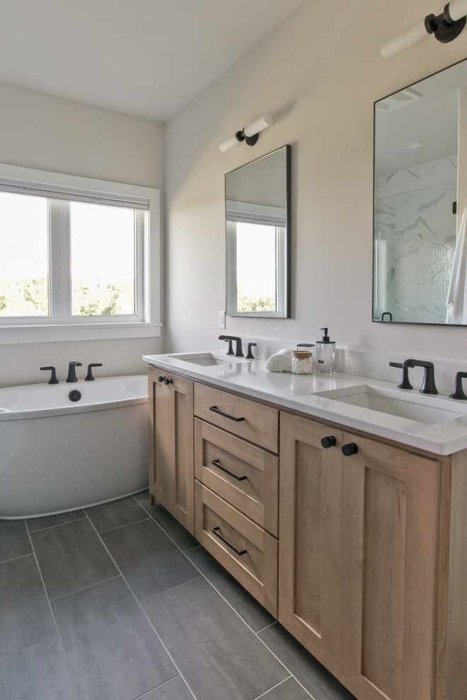 Exempel på ett lantligt vit vitt en-suite badrum, med skåp i shakerstil, skåp i ljust trä, ett fristående badkar, vita väggar, mosaikgolv, ett undermonterad handfat, bänkskiva i kvarts och svart golv