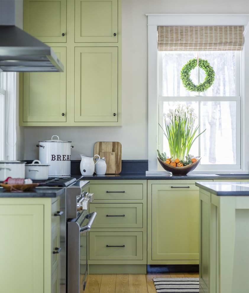 Cottage home design photo in Burlington