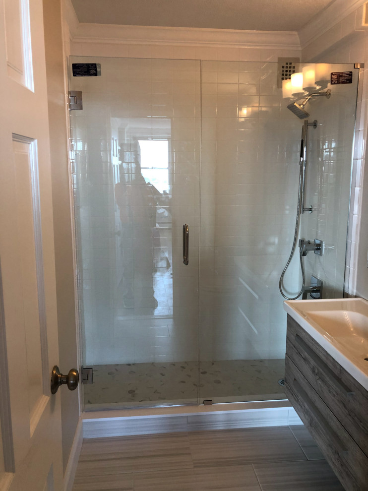 Foto på ett litet funkis vit badrum med dusch, med möbel-liknande, bruna skåp, en dusch i en alkov, en toalettstol med separat cisternkåpa, vit kakel, keramikplattor, grå väggar, klinkergolv i keramik, bänkskiva i kvarts, grått golv och dusch med gångjärnsdörr