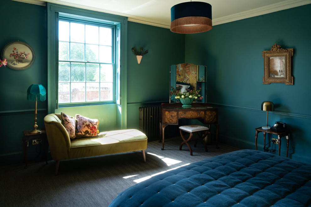 Immagine di una camera matrimoniale boho chic di medie dimensioni con pareti blu