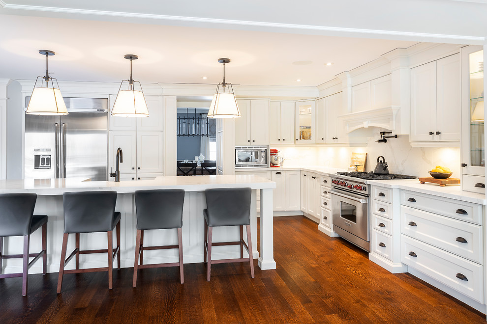 Kitchen - transitional kitchen idea in Toronto