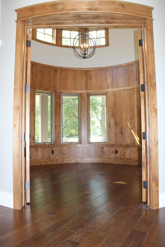 Example of a large transitional home design design in Salt Lake City
