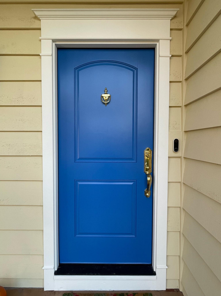 Kleine Klassische Haustür mit Einzeltür und blauer Haustür