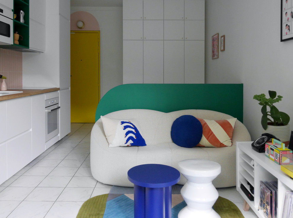 Immagine di un piccolo soggiorno moderno aperto con pareti rosa, pavimento con piastrelle in ceramica e pavimento bianco