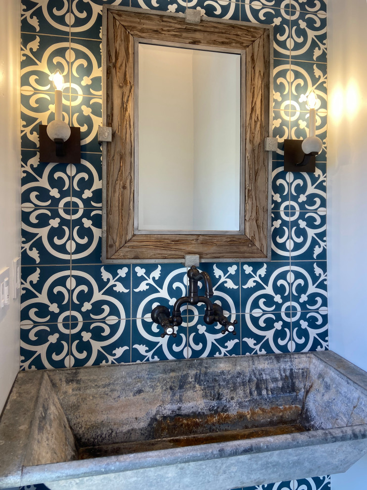 Стильный дизайн: маленькая ванная комната в стиле кантри с синей плиткой, цементной плиткой, синими стенами, полом из сланца, душевой кабиной, раковиной с несколькими смесителями, синим полом, тумбой под одну раковину и подвесной тумбой для на участке и в саду - последний тренд