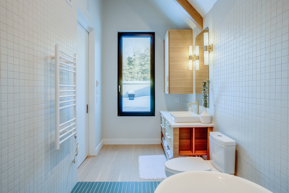 Cette image montre une salle de bain nordique de taille moyenne avec un sol en carrelage de céramique, un plan de toilette en granite, un sol vert, un plan de toilette blanc, meuble-lavabo sur pied et un plafond voûté.
