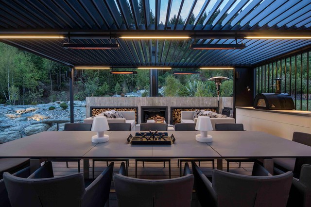 Luxury Lakeside Home trendy-veranda