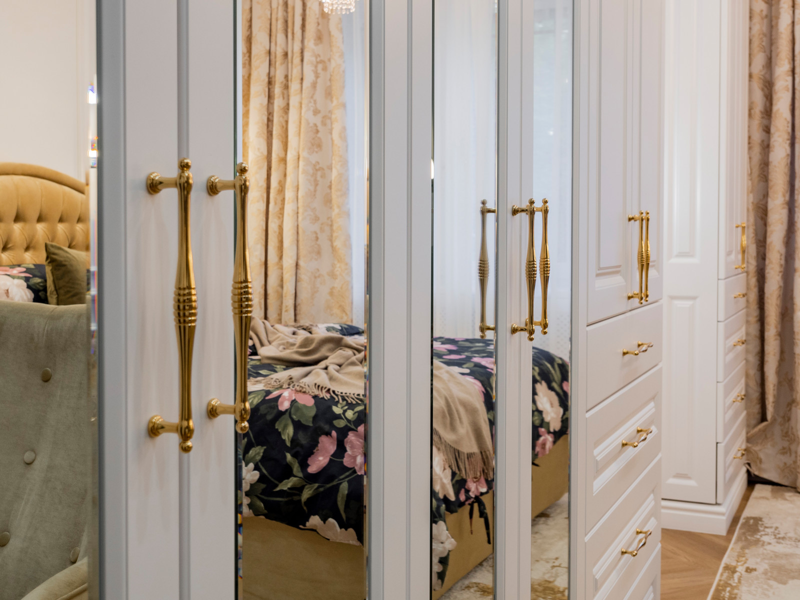 Стильная меблировка спальни