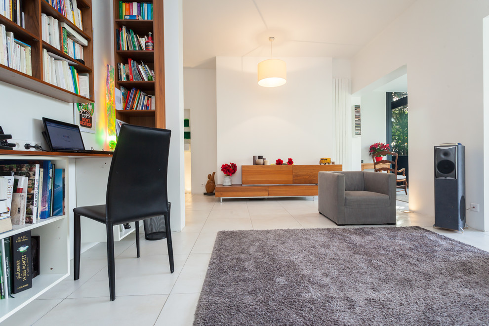 Photo of a contemporary living room in Nice.