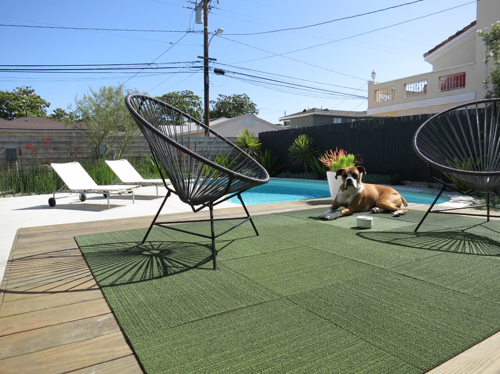 This is an example of a mid-sized modern backyard deck in Los Angeles.