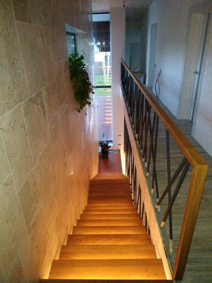 Дизайнерская лестница на больцах и подвесах с умной подсветкой