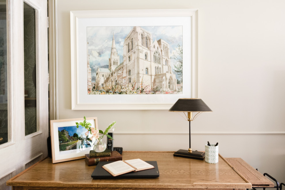 Foto di un piccolo soggiorno classico aperto con pareti marroni, pavimento in legno massello medio, TV autoportante e pannellatura
