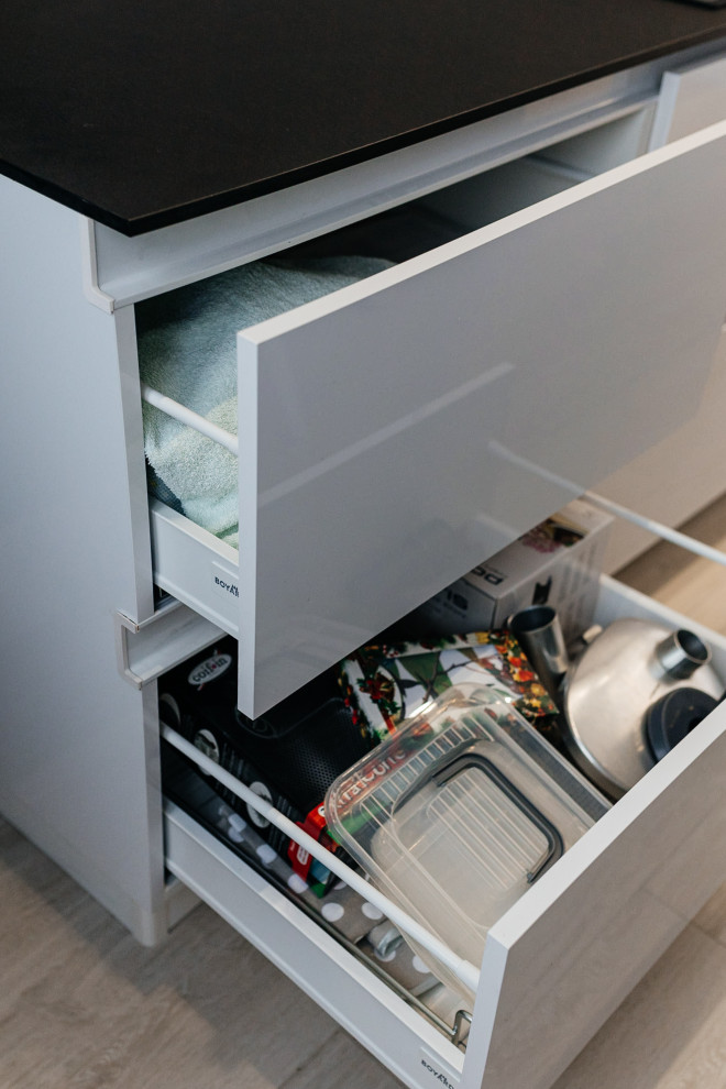 Угловая кухня с фасадами Fenix