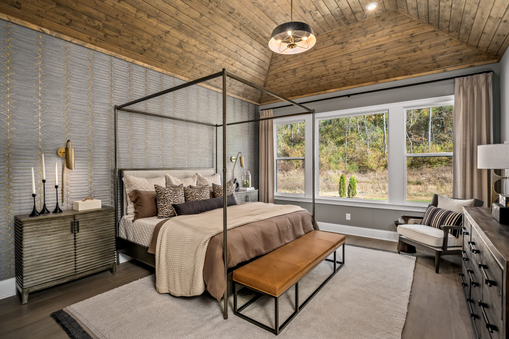 ナッシュビルにあるトランジショナルスタイルのおしゃれな寝室 (グレーの壁、無垢フローリング、茶色い床、三角天井、板張り天井)