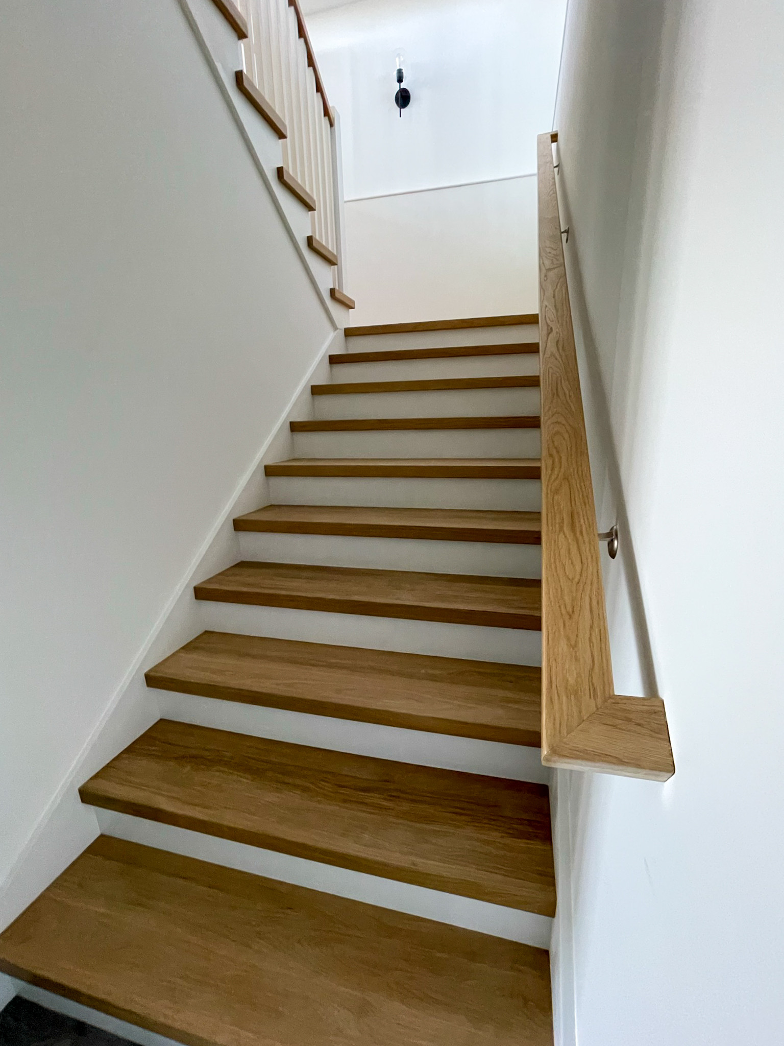 91_U-Shaped Floating Staircase Surrounded by Bucolic Mountain Views, Winchester,